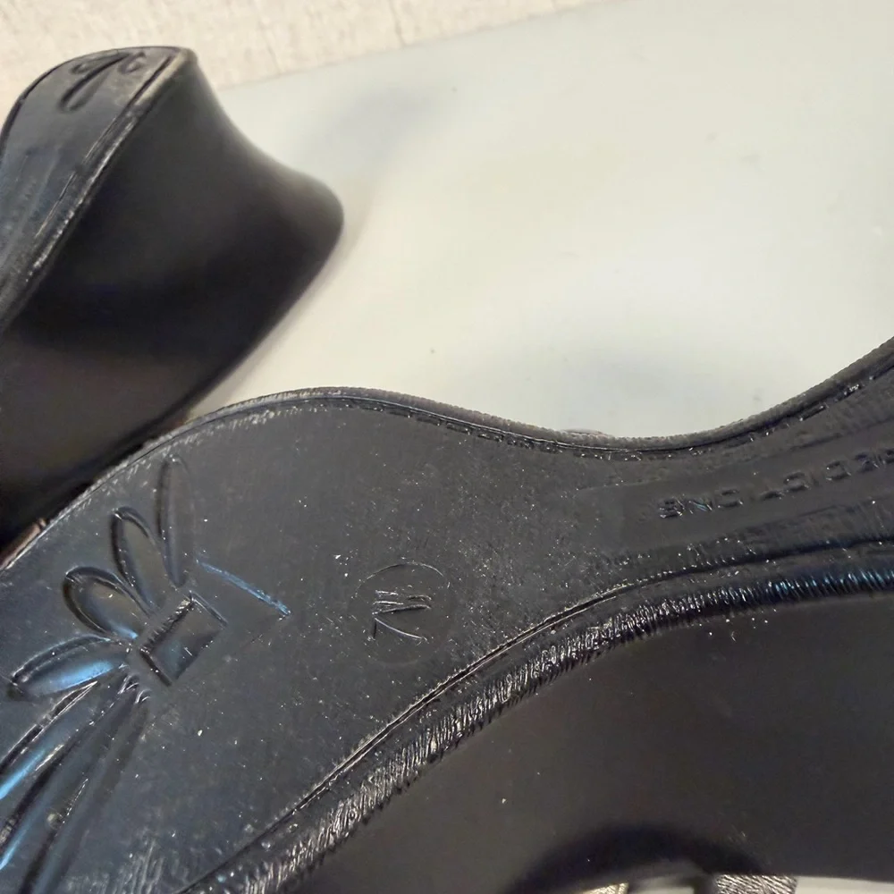 Predictions Wedge Slip on Size 7‎ Color Silver